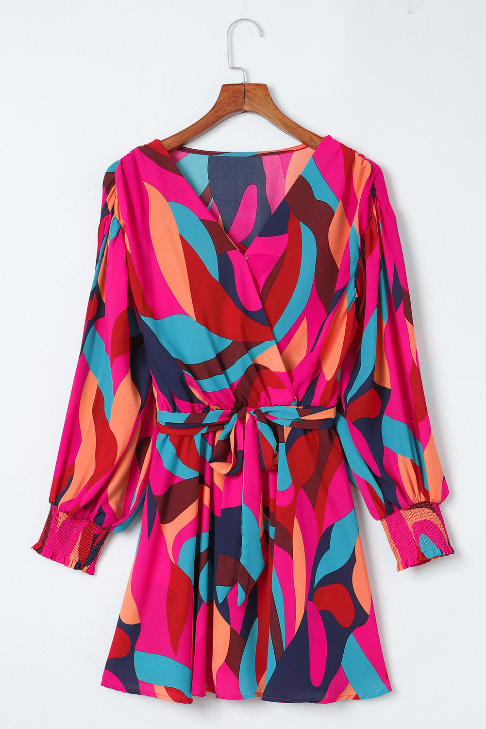 Robe mini rouge feu à imprimé abstrait, ceinturée et à manches bouffantes
