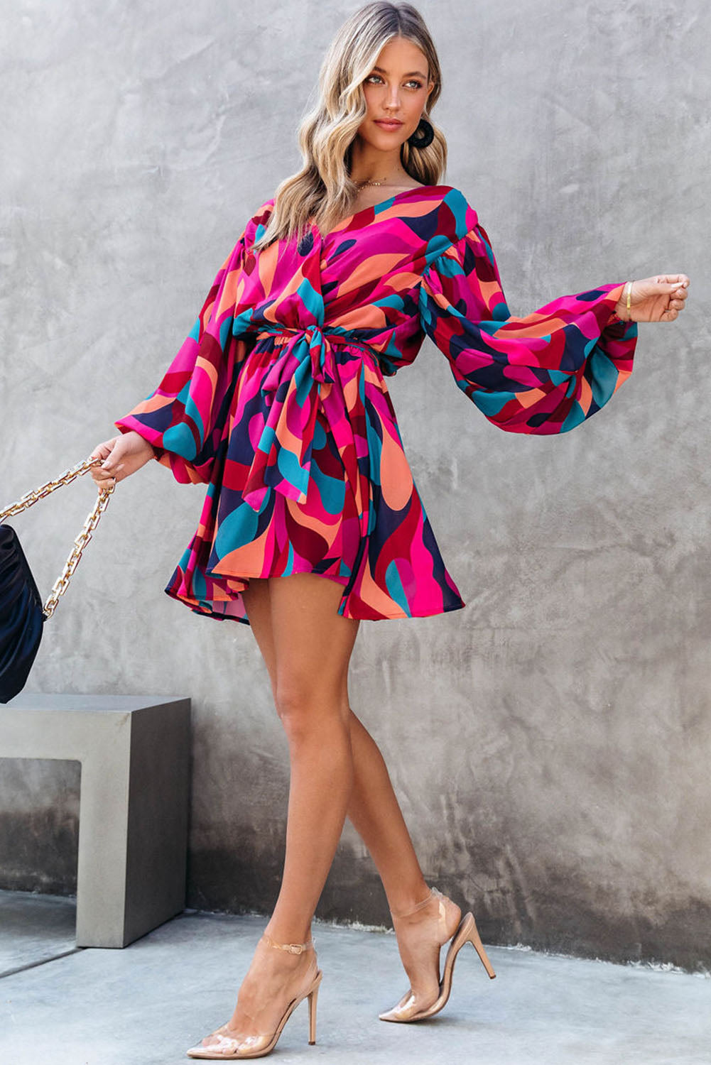 Robe mini rouge feu à imprimé abstrait, ceinturée et à manches bouffantes