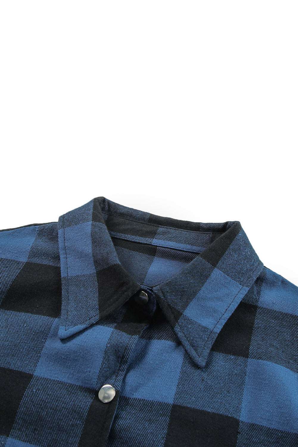 Chemise veste à carreaux bleue à col rabattu.
