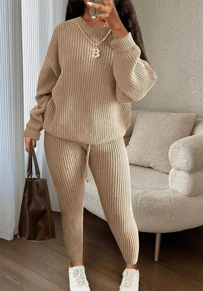 Ensemble époustouflant à deux pièces, composé d'un haut en tricot décontracté et d'un pantalon.