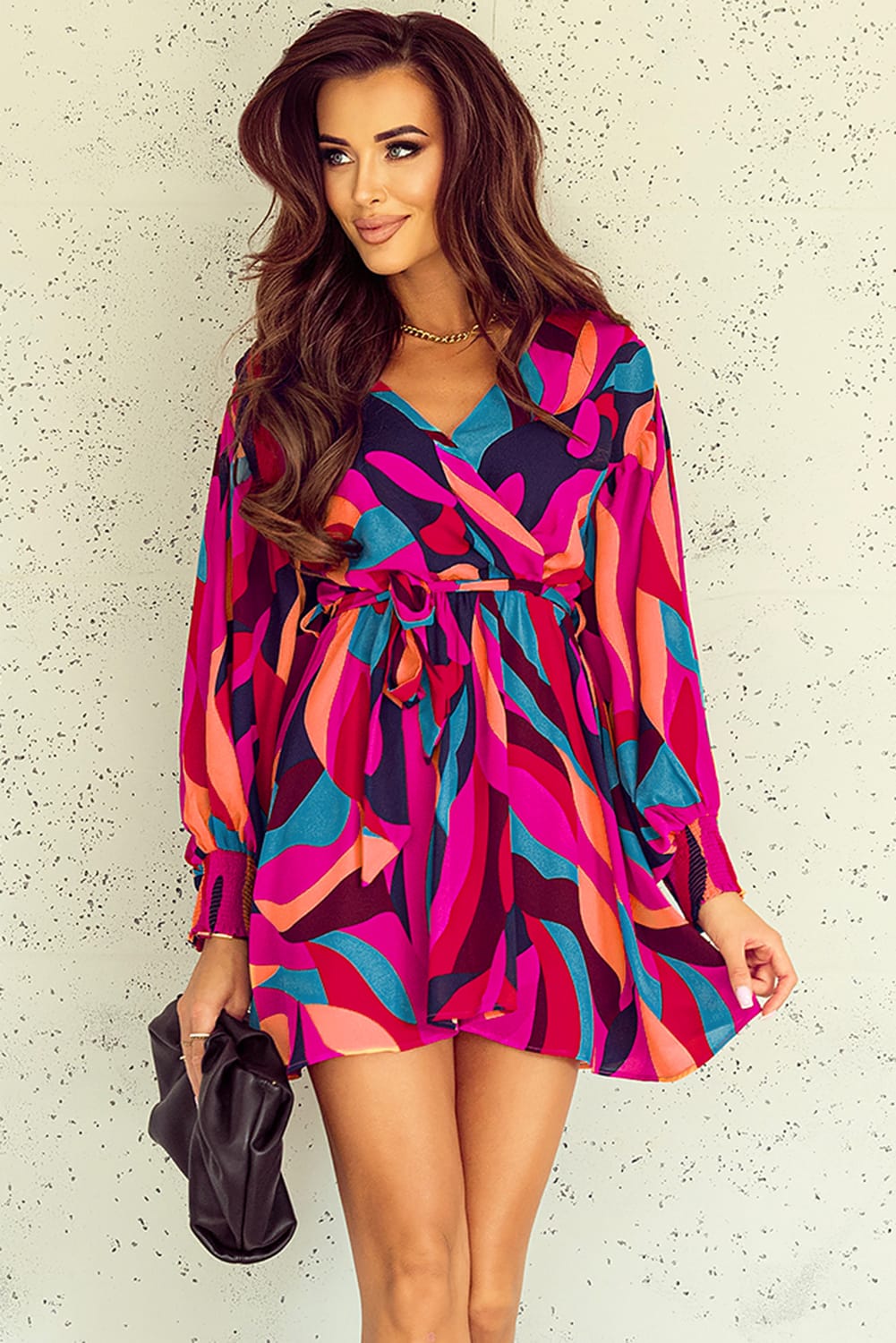 Robe mini rouge feu à imprimé abstrait, ceinturée et à manches bouffantes