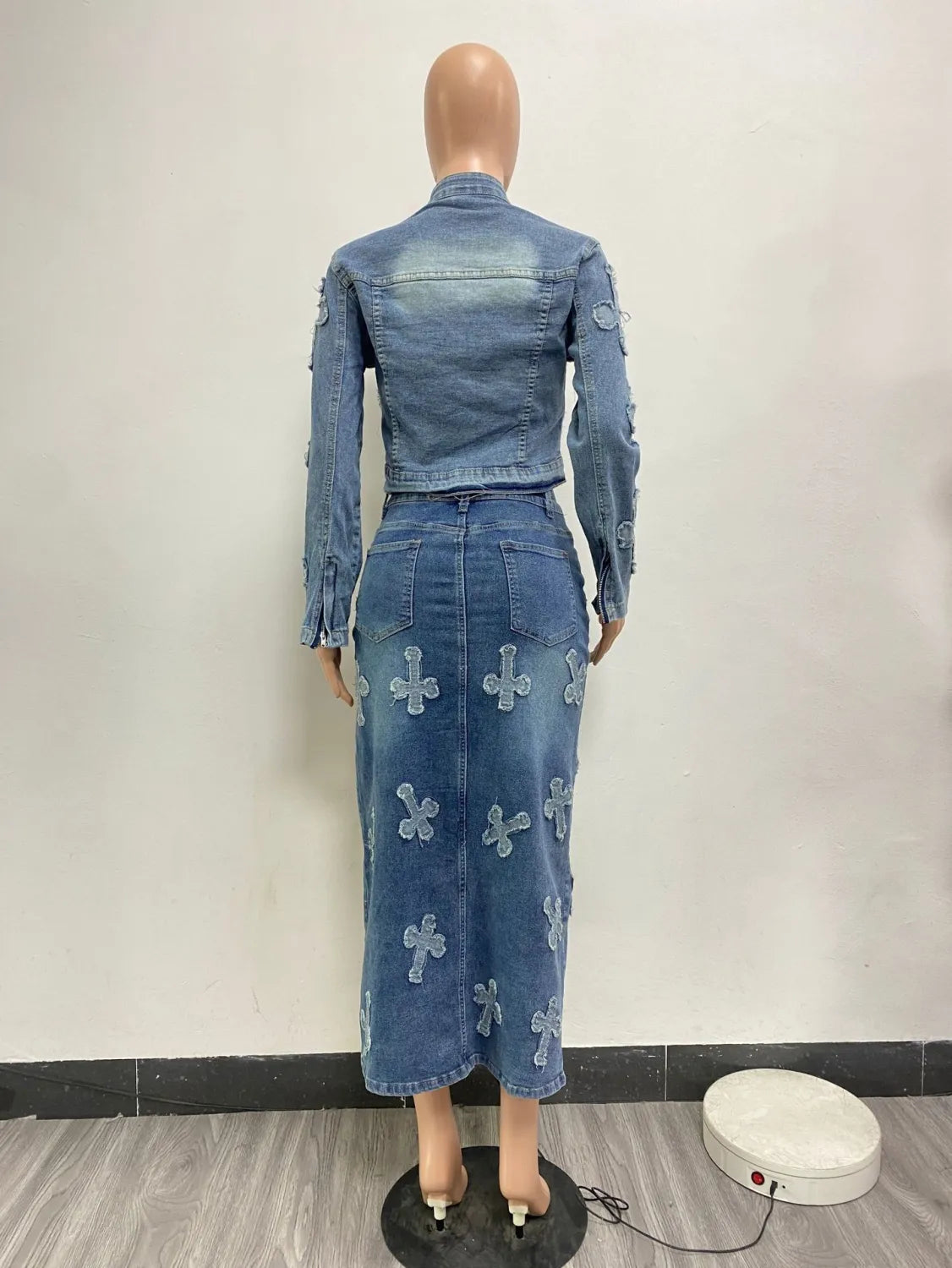 Ensemble jupe deux pièces en denim brodé et délavé, à l'allure sexy et hautement extensible pour femme