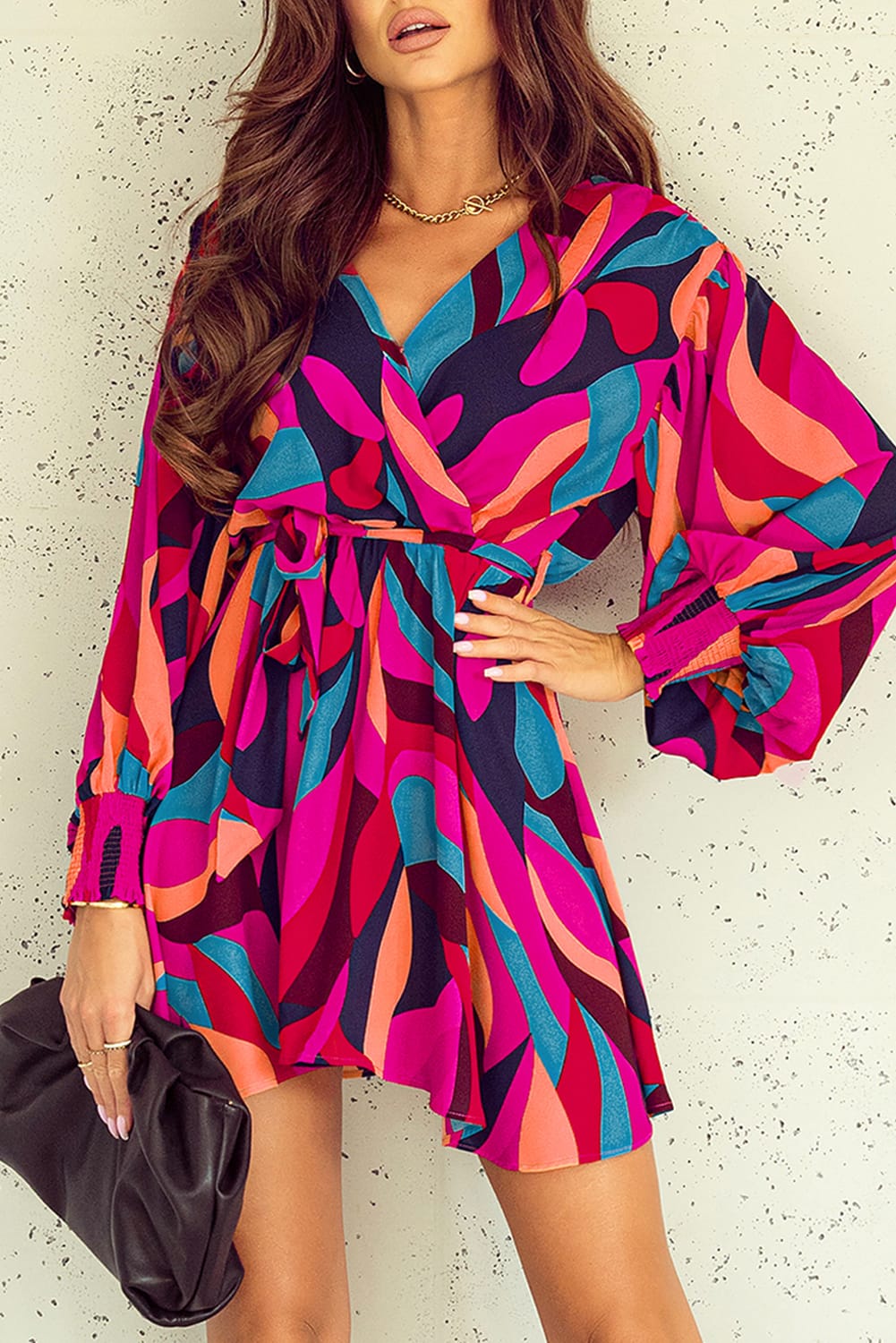 Robe mini rouge feu à imprimé abstrait, ceinturée et à manches bouffantes