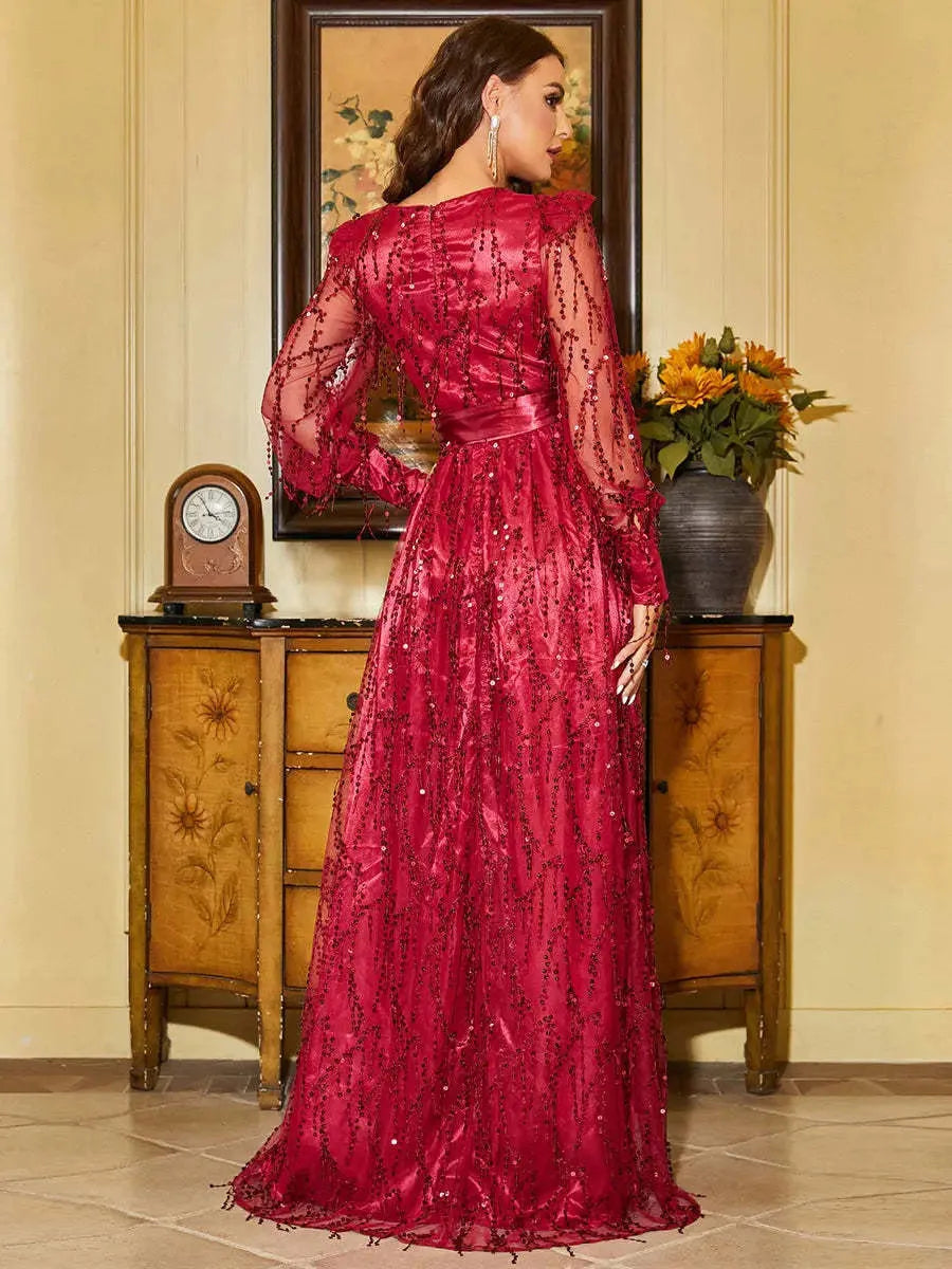 Robe de soirée formelle pour femmes avec sequins, encolure en V et bretelles.