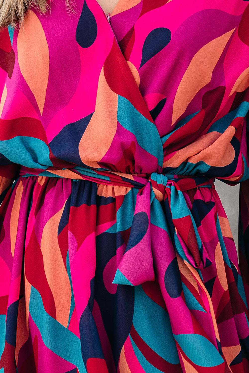 Robe mini rouge feu à imprimé abstrait, ceinturée et à manches bouffantes