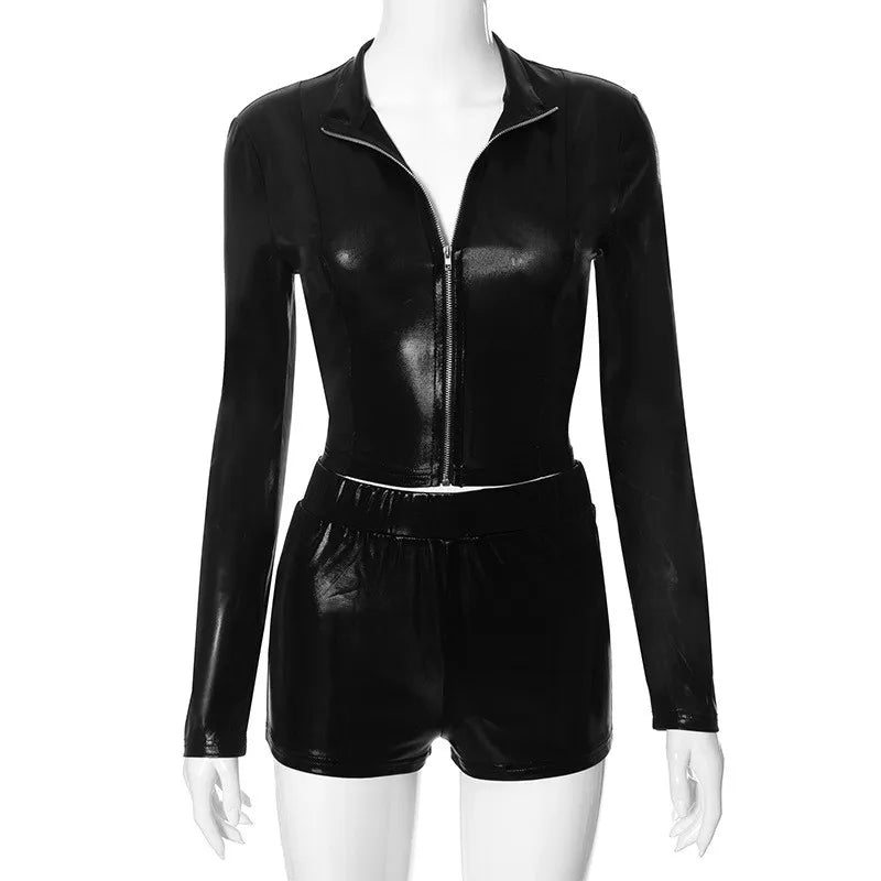 Ensemble deux pièces pour femme avec crop top à manches longues et fermeture éclair, accompagné d'un short à taille élastique pour le printemps