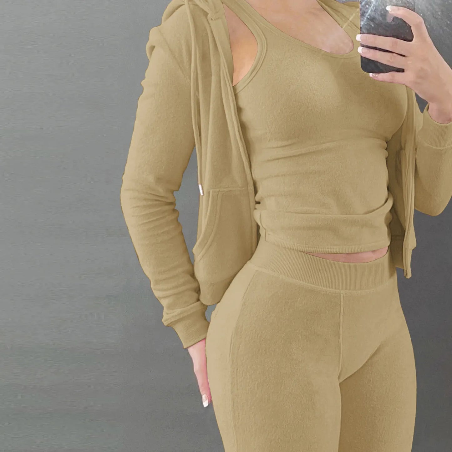 Ensemble trois pièces avec gilet à capuche