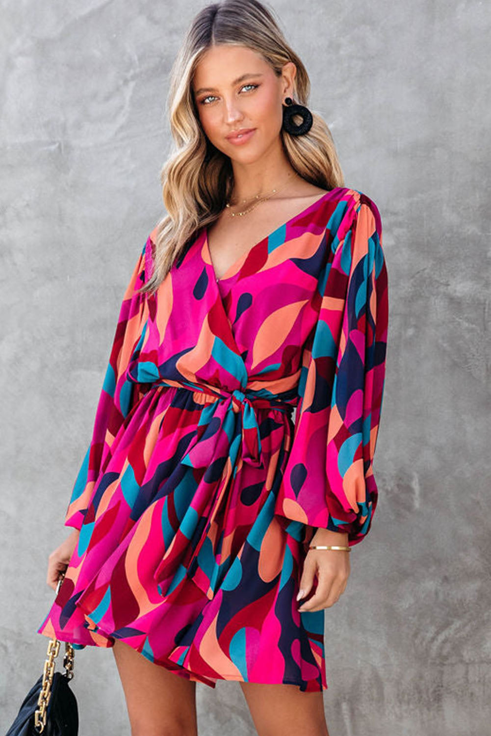 Robe mini rouge feu à imprimé abstrait, ceinturée et à manches bouffantes