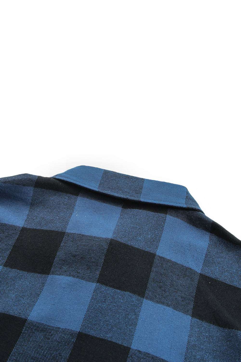 Chemise veste à carreaux bleue à col rabattu.