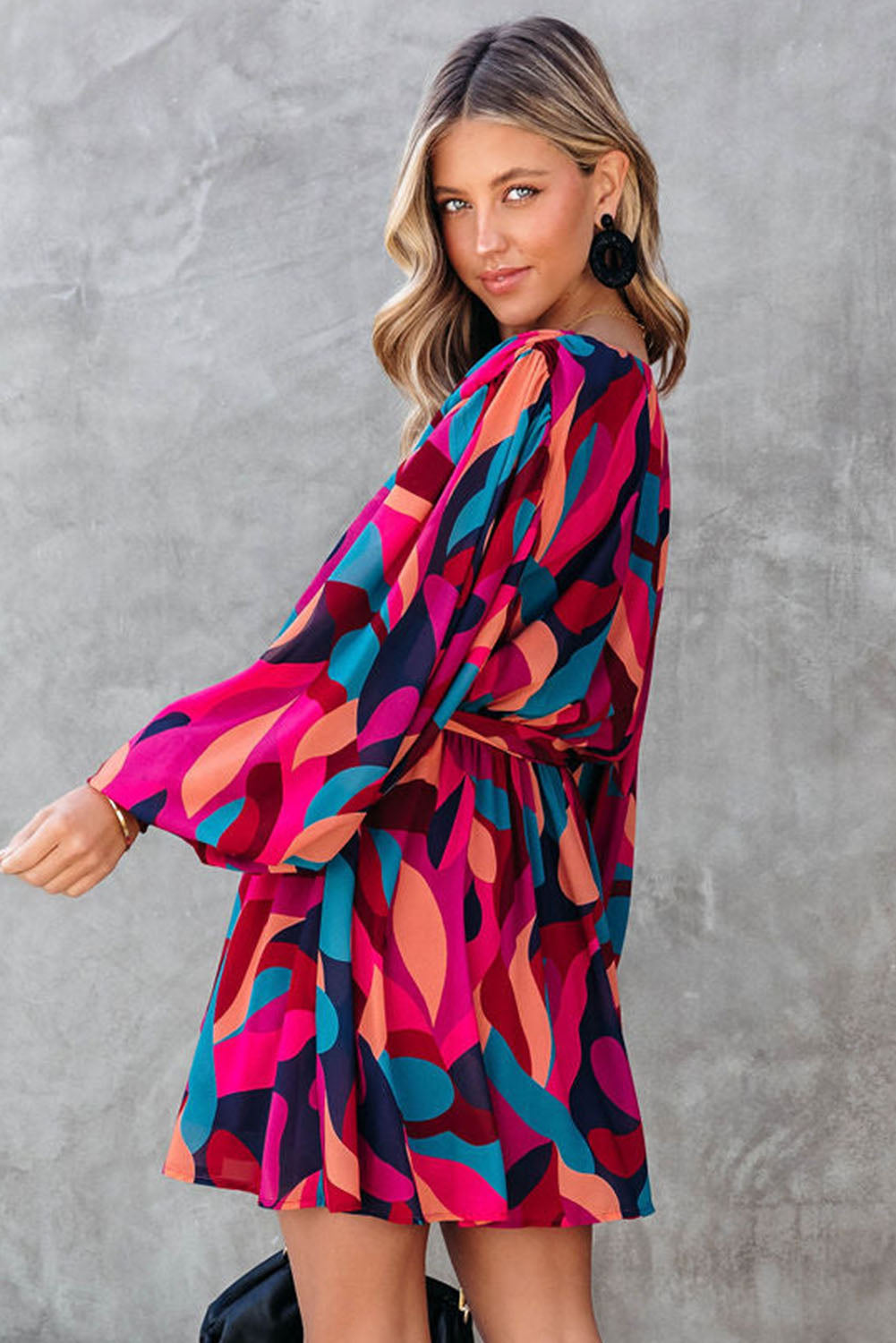 Robe mini rouge feu à imprimé abstrait, ceinturée et à manches bouffantes