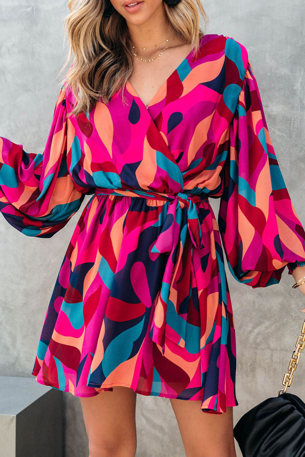 Robe mini rouge feu à imprimé abstrait, ceinturée et à manches bouffantes