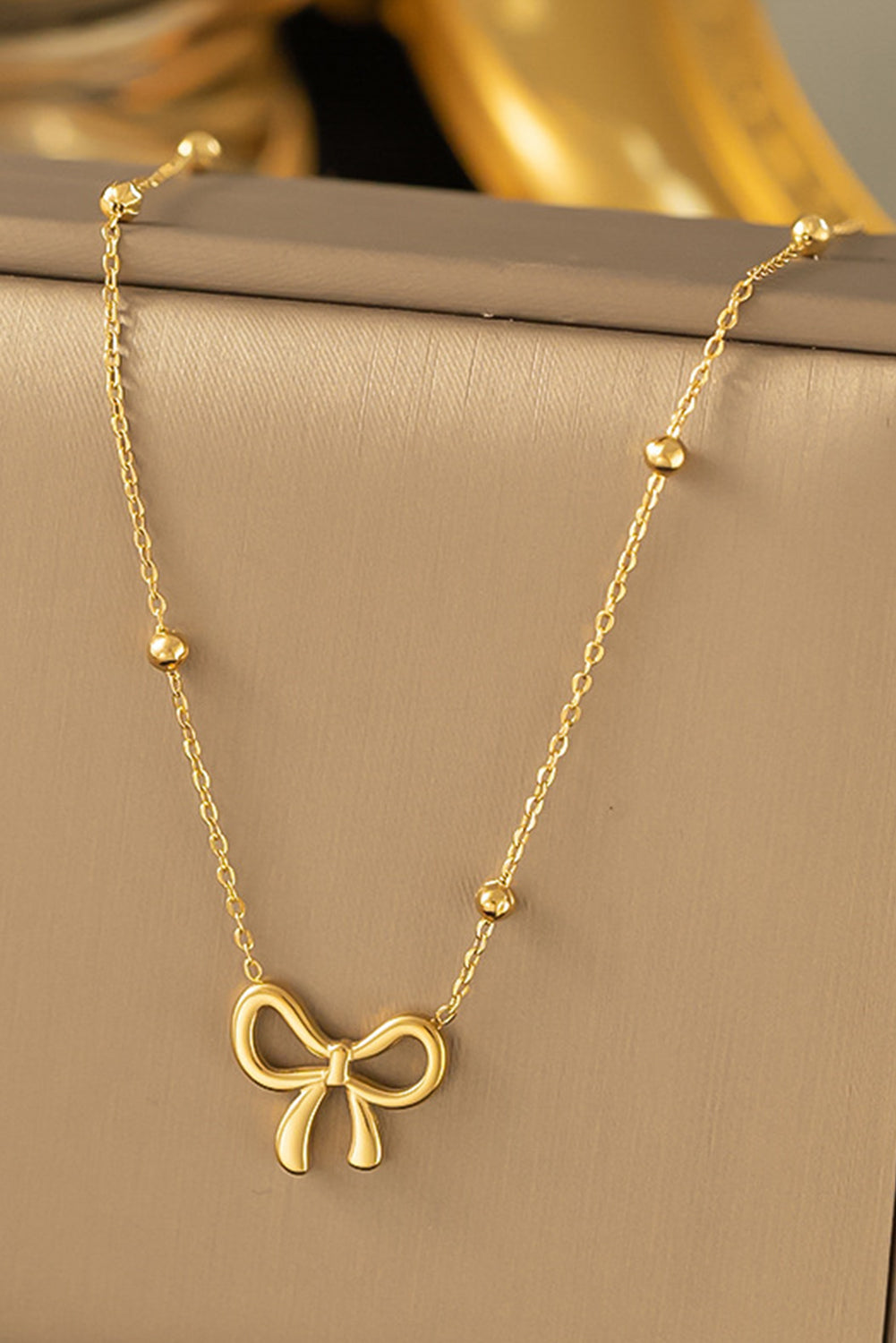 Collier Ras-du-Cou avec Pendentif Nœud Papillon Doré