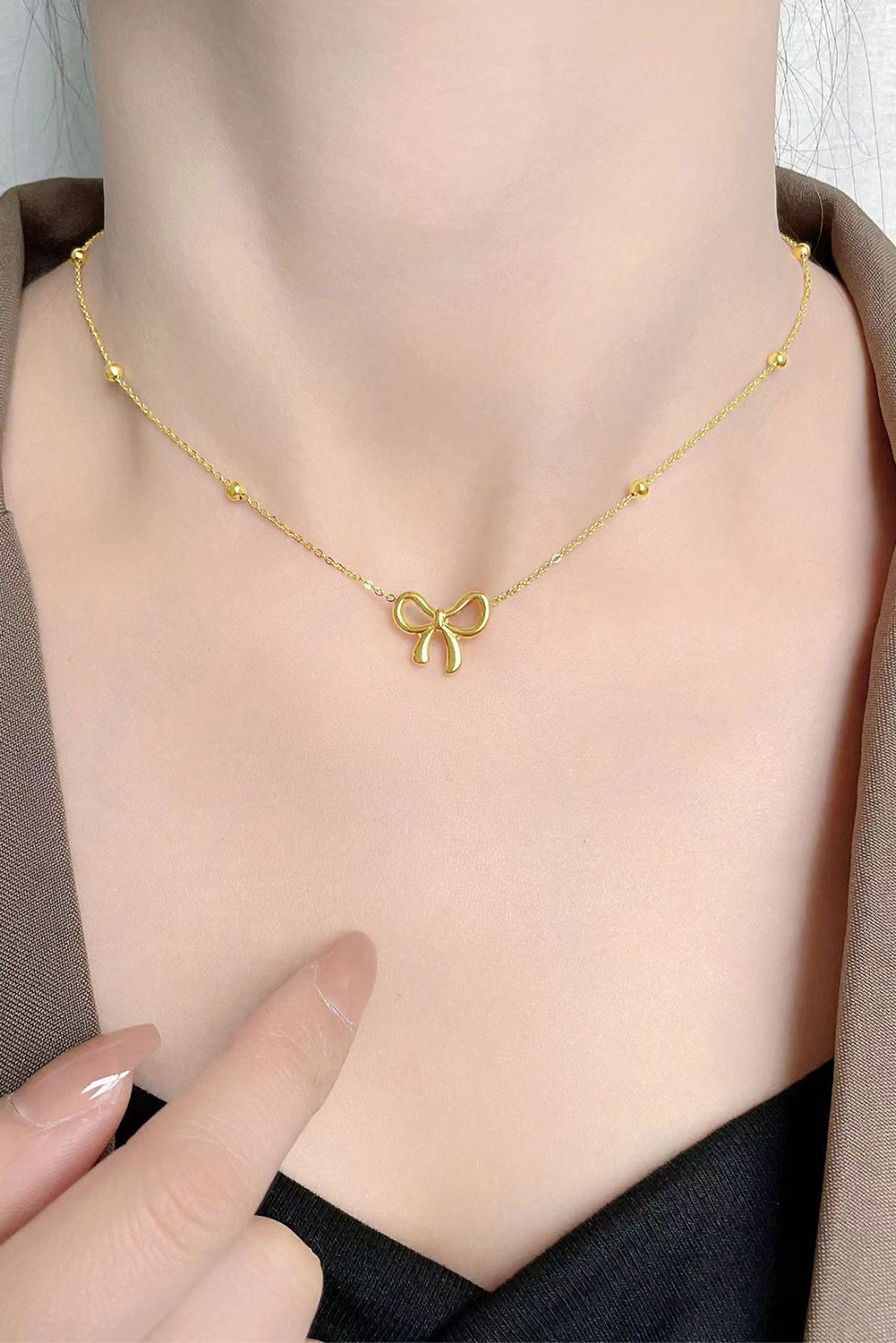 Collier Ras-du-Cou avec Pendentif Nœud Papillon Doré