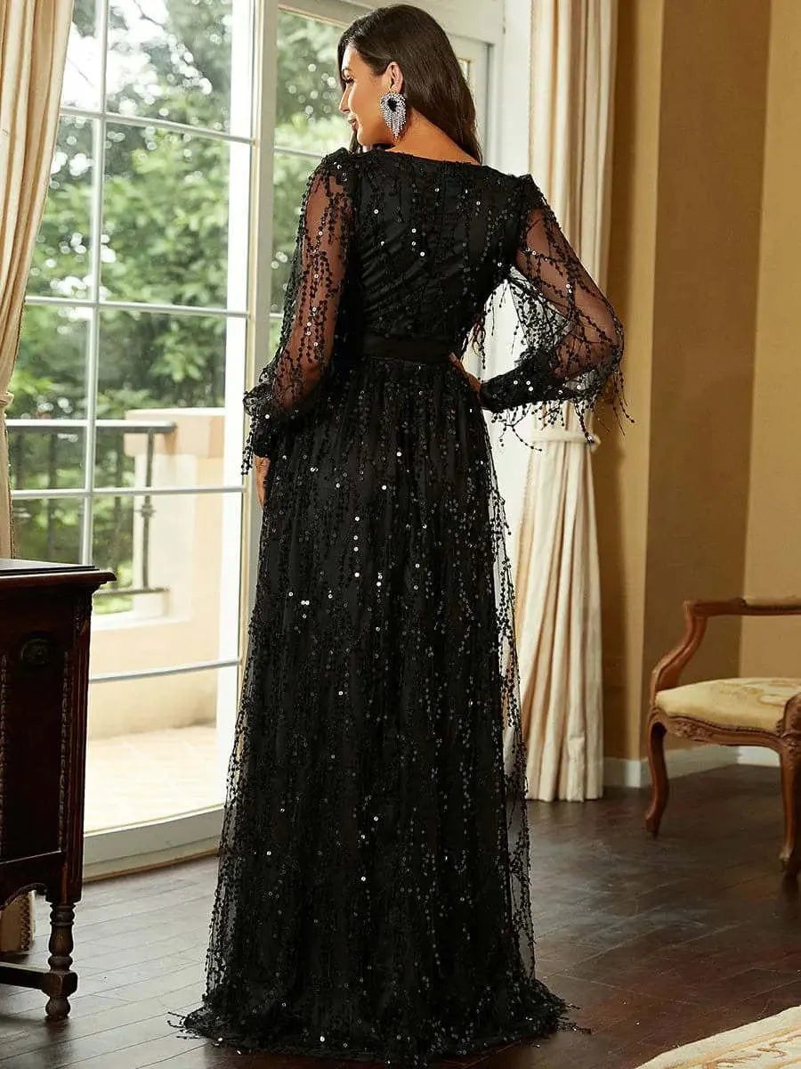 Robe de soirée formelle pour femmes avec sequins, encolure en V et bretelles.