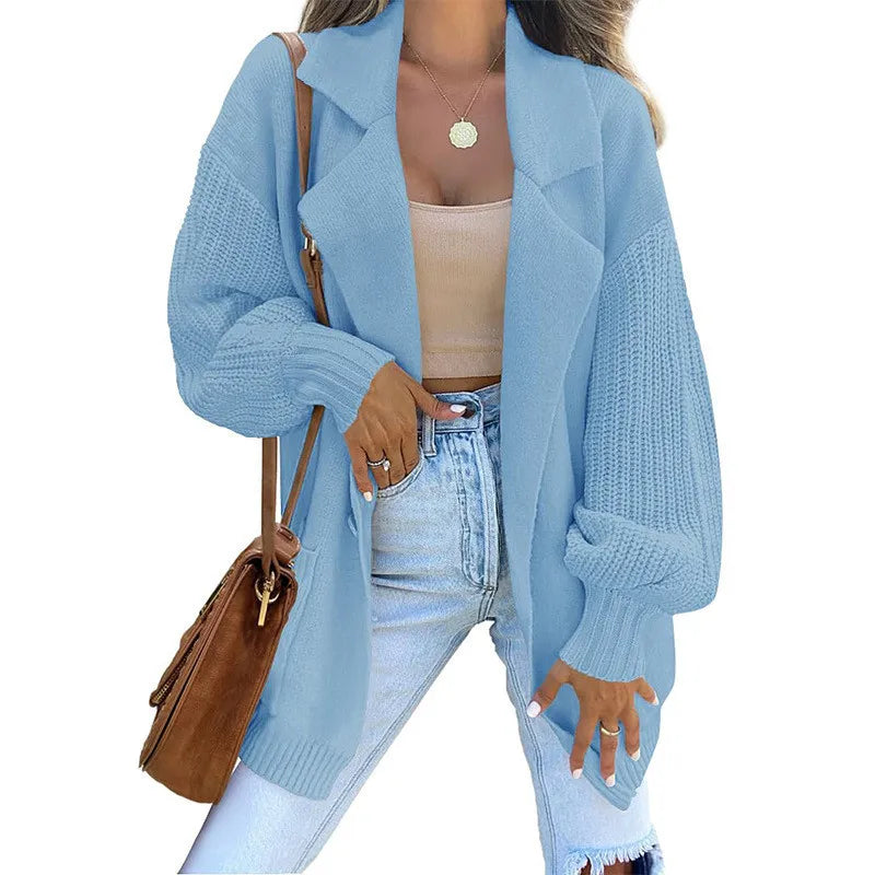 Cardigan unicolore à col en revers et manches longues en tricot.