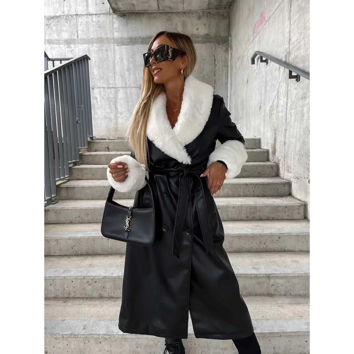 Veste élégante d'automne et d'hiver avec col en fourrure, poches et coupe décontractée en cuir.
