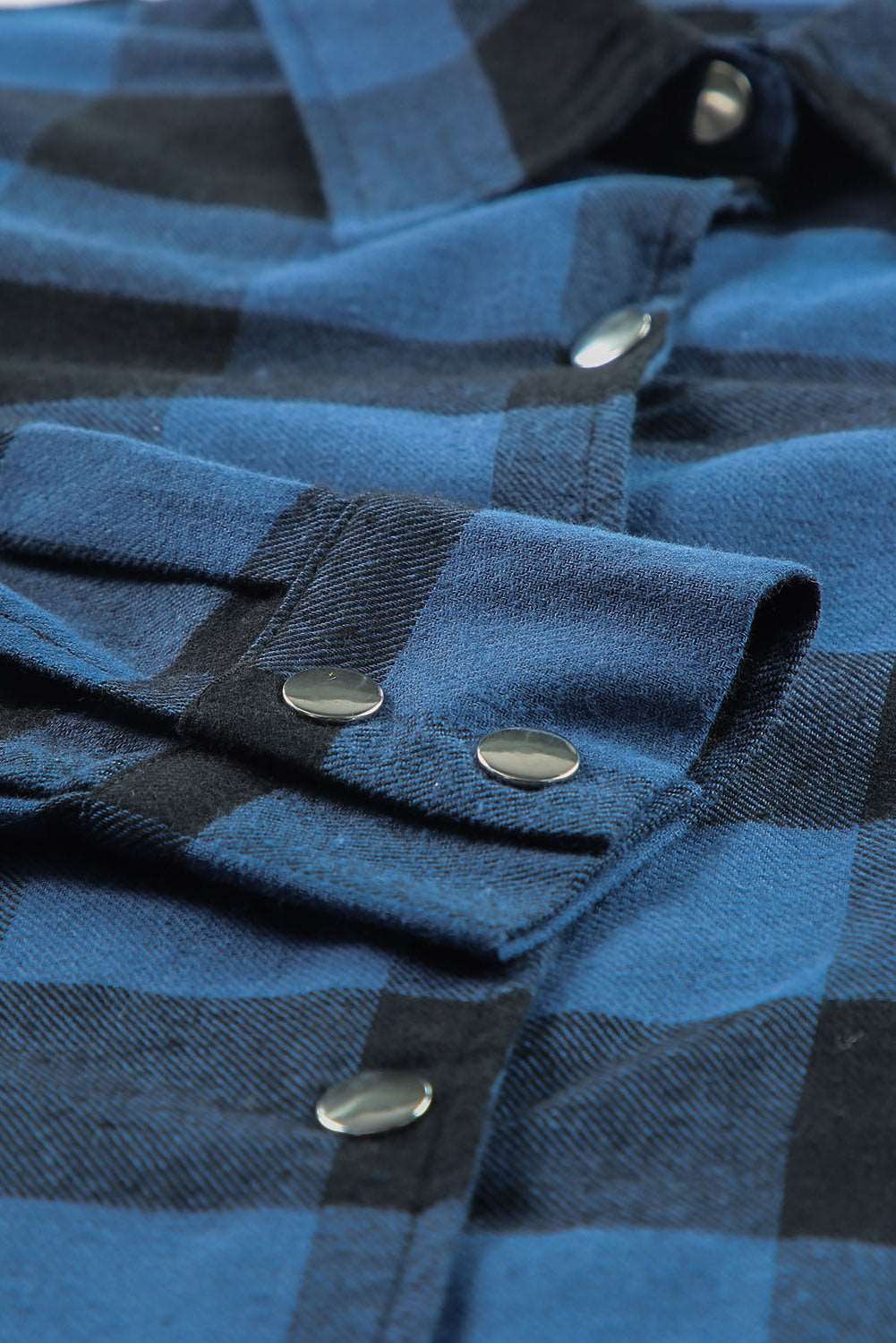 Chemise veste à carreaux bleue à col rabattu.