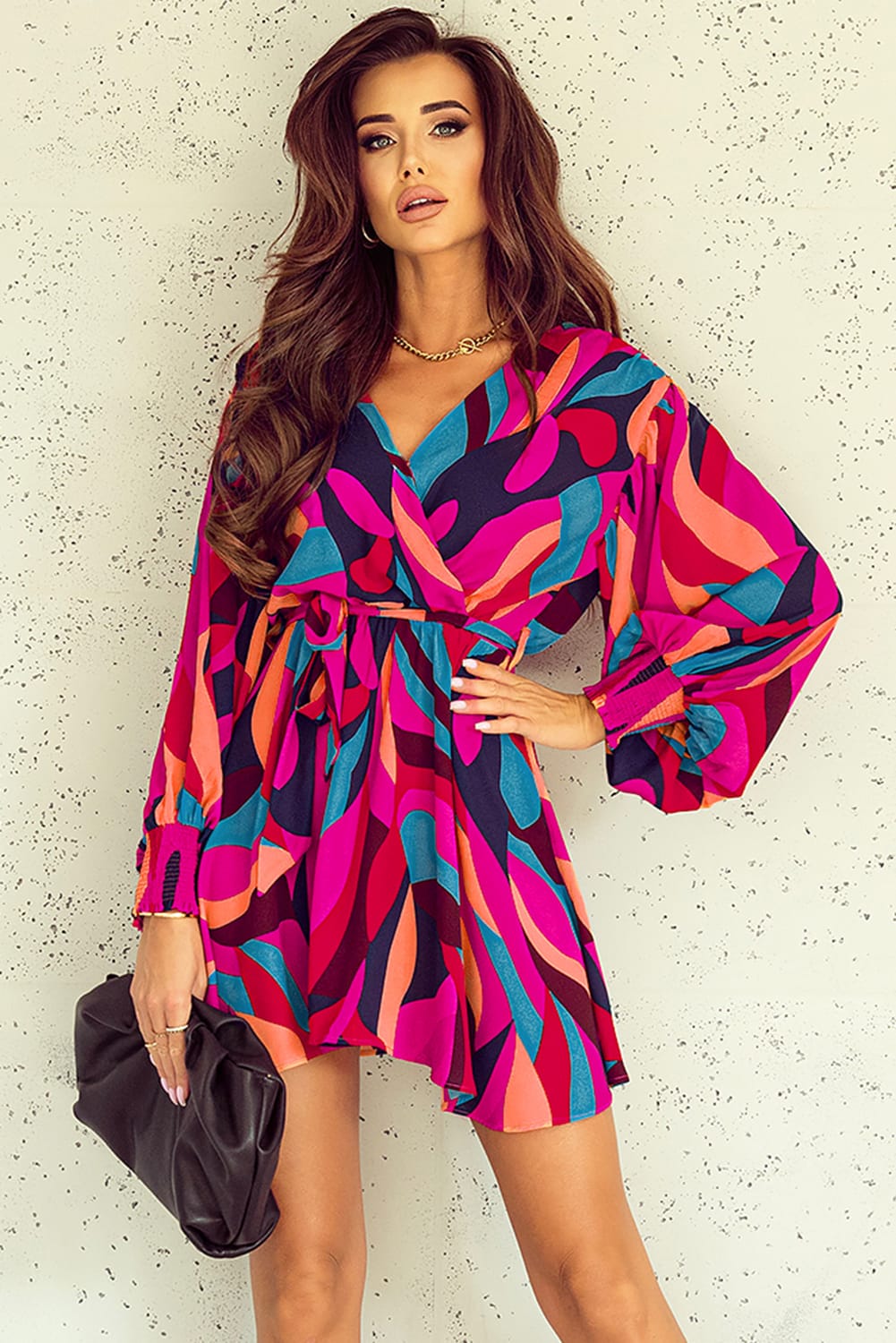 Robe mini rouge feu à imprimé abstrait, ceinturée et à manches bouffantes