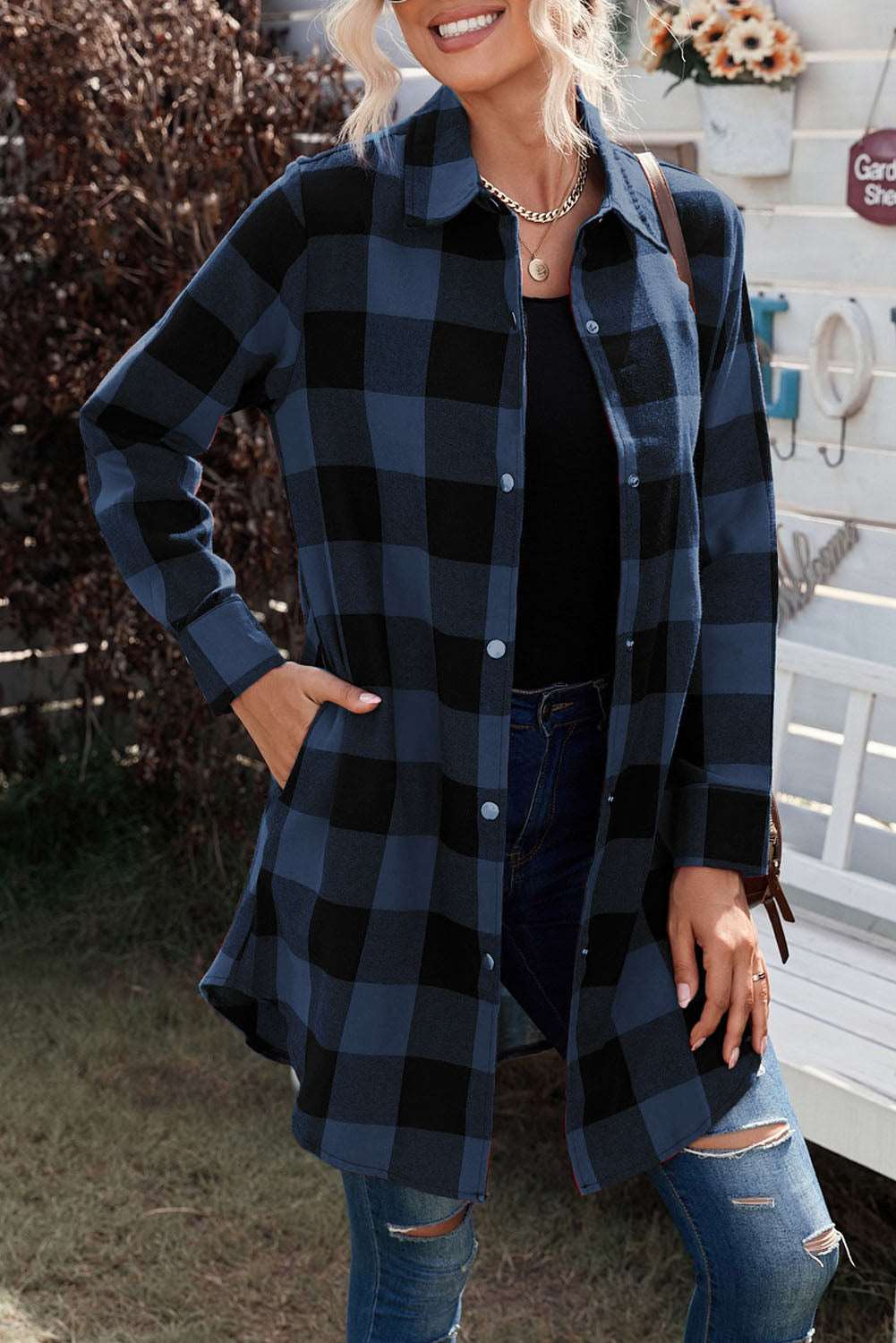 Chemise veste à carreaux bleue à col rabattu.