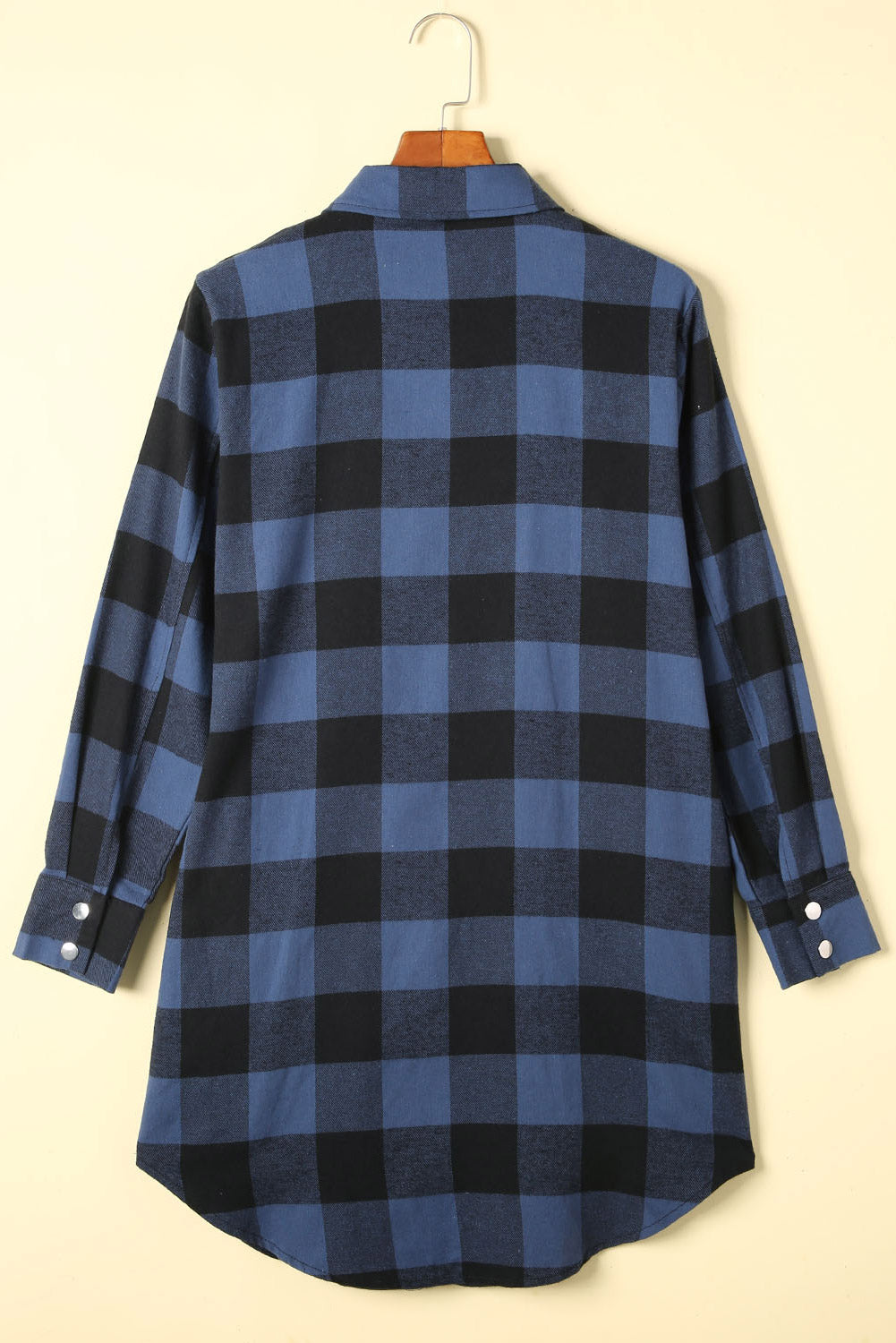 Chemise veste à carreaux bleue à col rabattu.