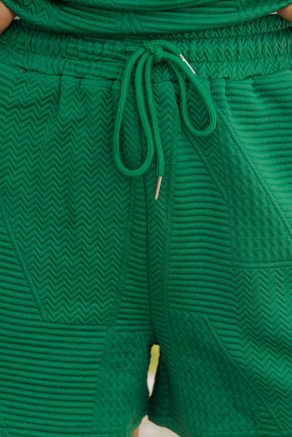 Haut texturé vert foncé à volants et fente avec short à cordon de serrage