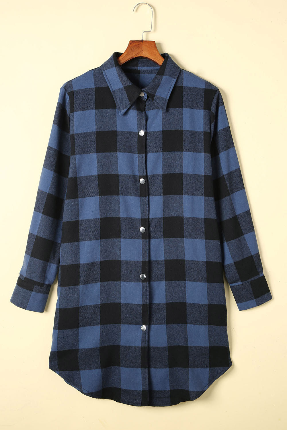 Chemise veste à carreaux bleue à col rabattu.