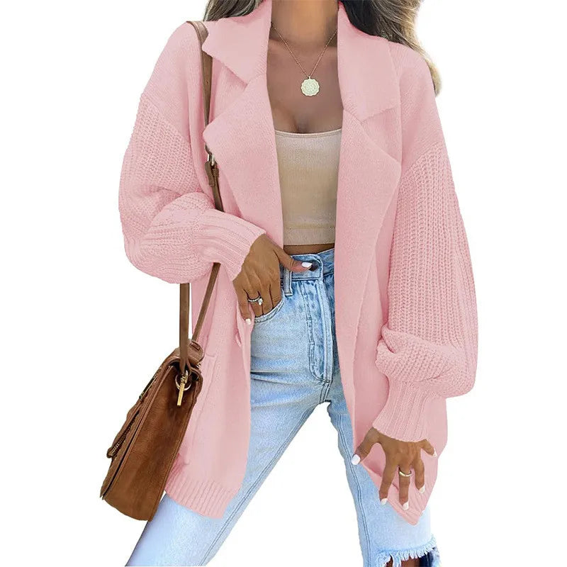 Cardigan unicolore à col en revers et manches longues en tricot.