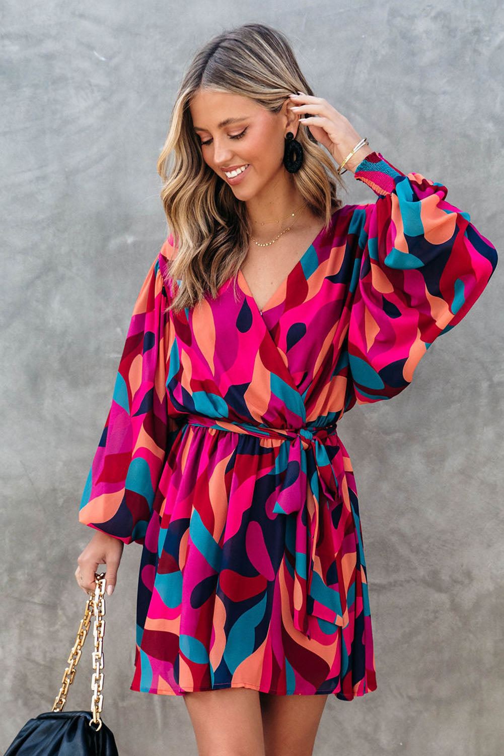 Robe mini rouge feu à imprimé abstrait, ceinturée et à manches bouffantes