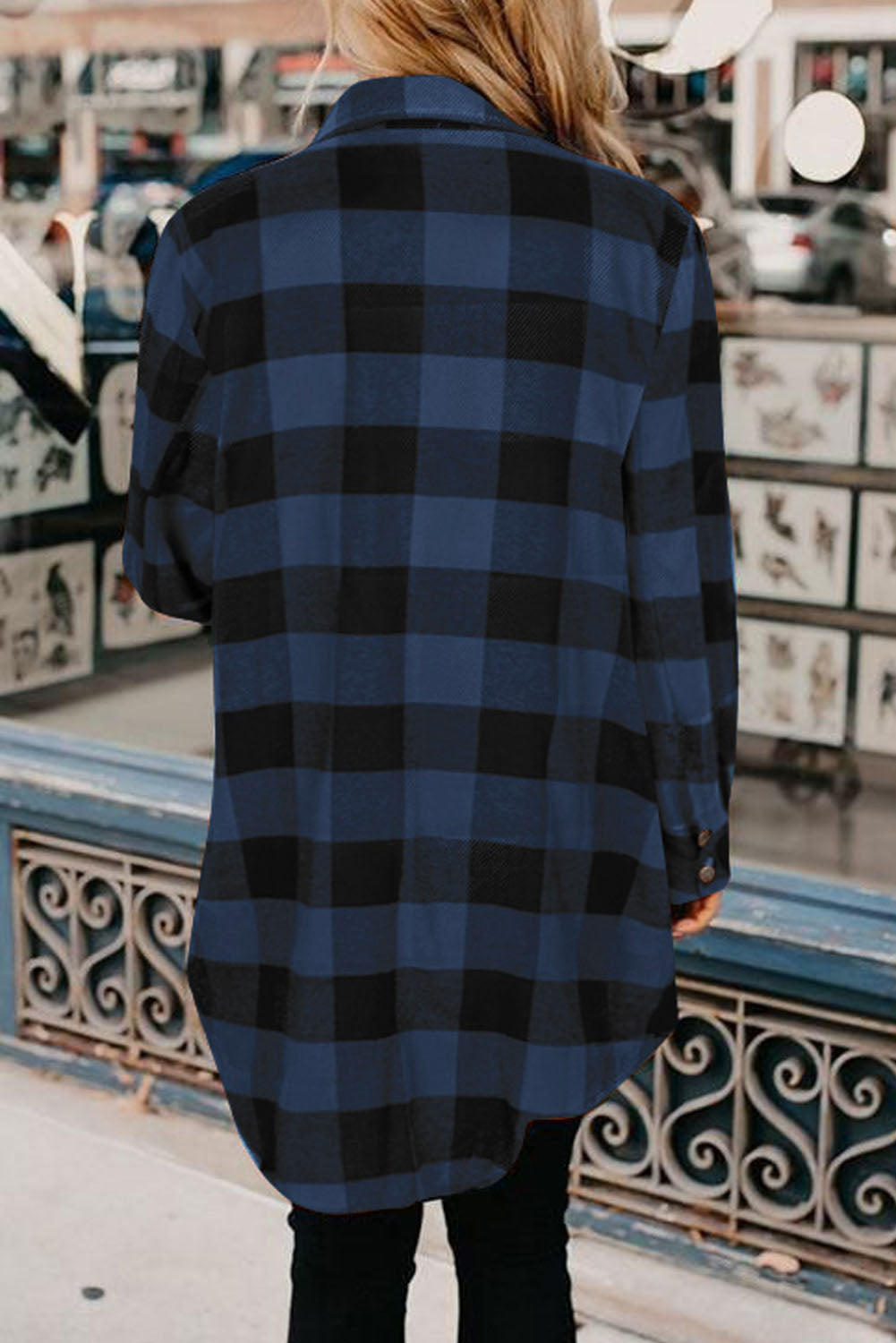 Chemise veste à carreaux bleue à col rabattu.