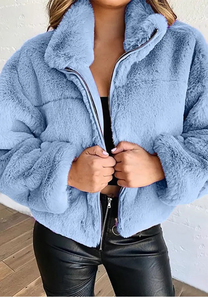 Veste chaude à fermeture éclair et doublure en fourrure pour femmes.