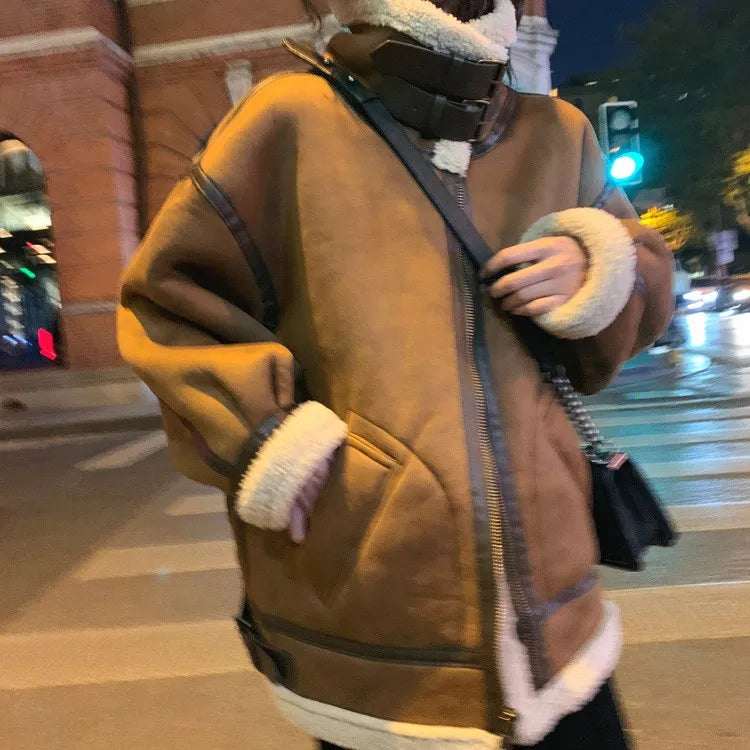 une veste en laine d'agneau et en daim pour femme,avec une doublure en doux velours d'agneau.