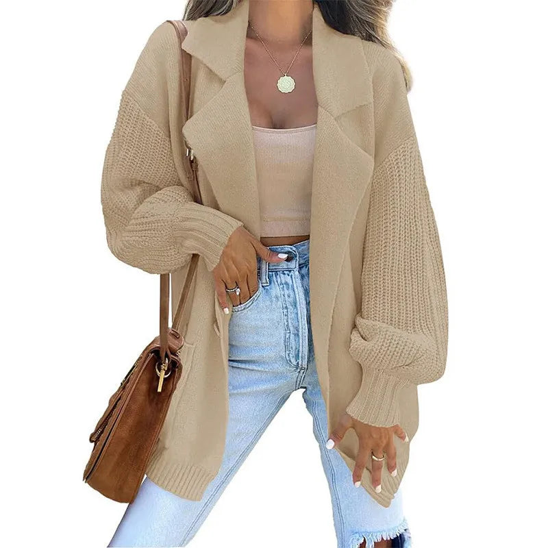 Cardigan unicolore à col en revers et manches longues en tricot.