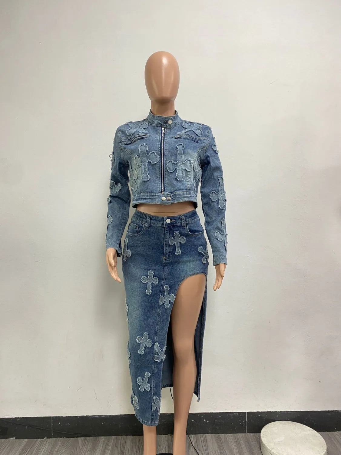 Ensemble jupe deux pièces en denim brodé et délavé, à l'allure sexy et hautement extensible pour femme