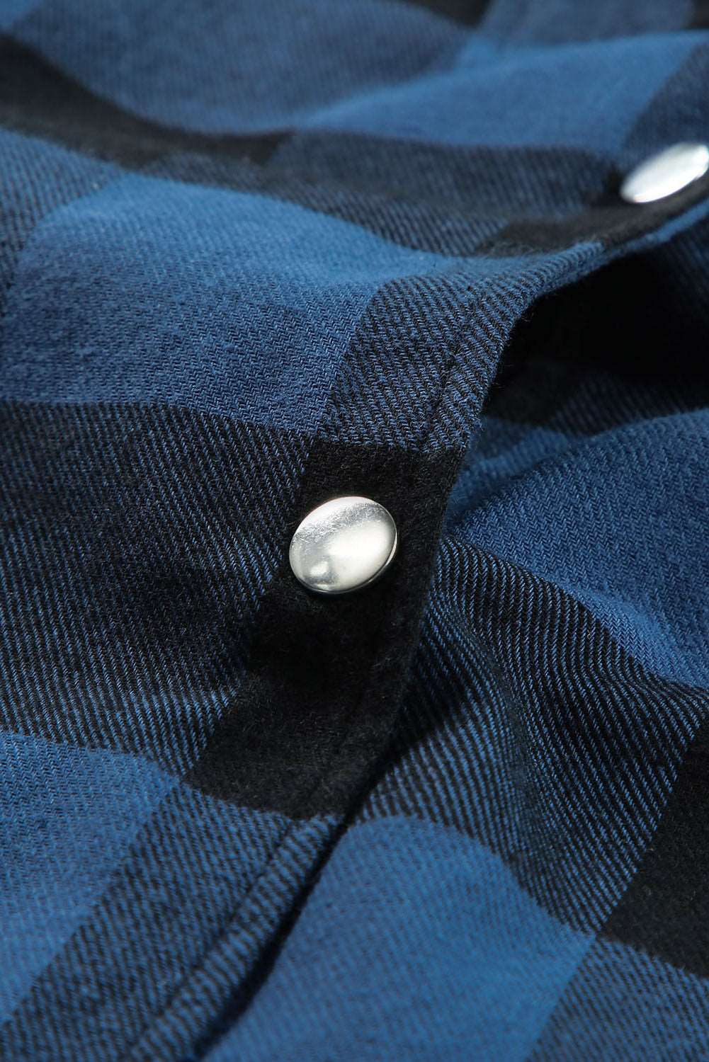 Chemise veste à carreaux bleue à col rabattu.
