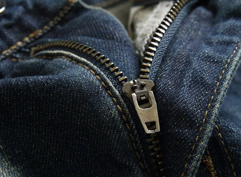 Jeans déchiré à la mode : L'Élégance du Rebelle
