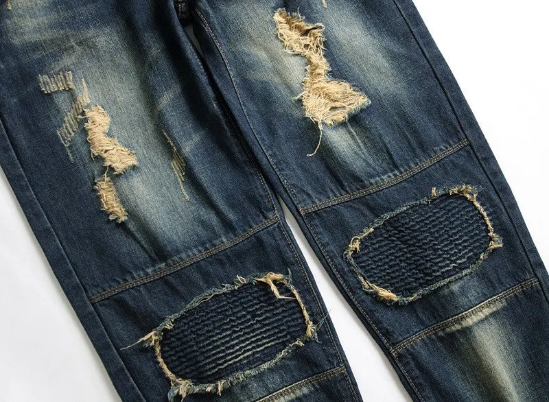 Jeans déchiré à la mode : L'Élégance du Rebelle