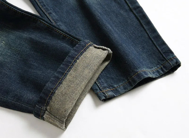 Jeans déchiré à la mode : L'Élégance du Rebelle