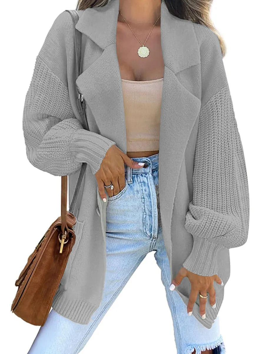 Cardigan unicolore à col en revers et manches longues en tricot.