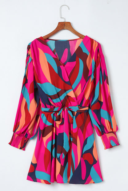 Robe mini rouge feu à imprimé abstrait, ceinturée et à manches bouffantes