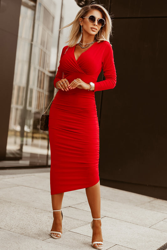 Robe moulante à manches longues avec décolleté en V croisé et froncé