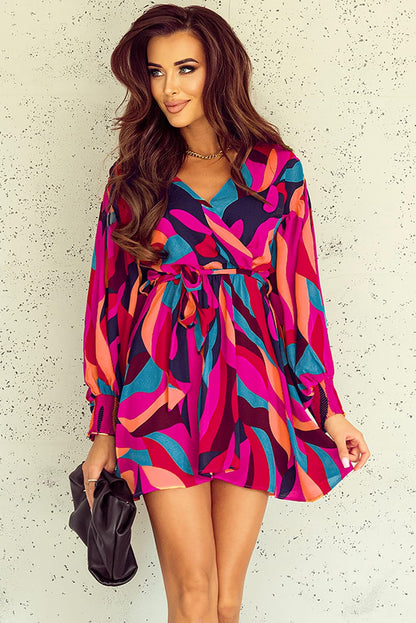 Robe mini rouge feu à imprimé abstrait, ceinturée et à manches bouffantes