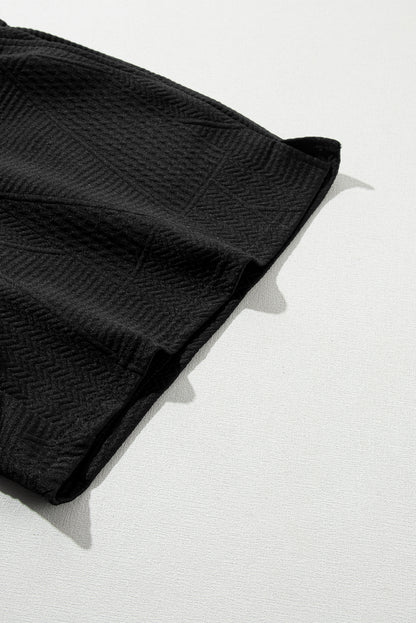 Haut noir à volants texturés avec fente et short à cordon de serrage