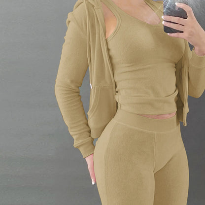 Ensemble trois pièces avec gilet à capuche