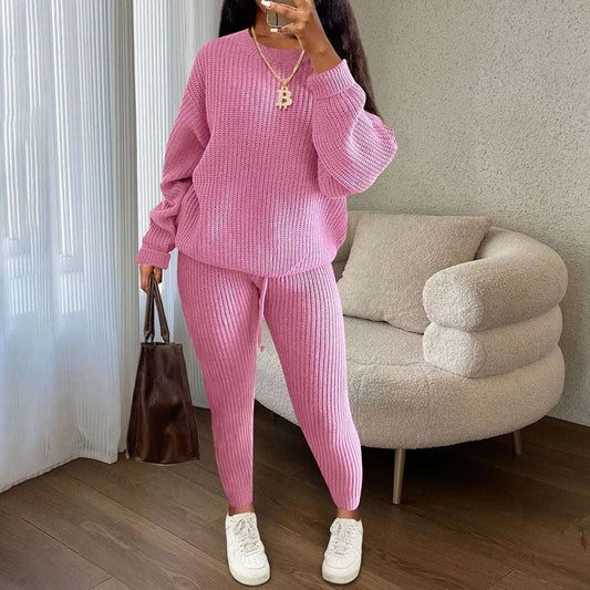 Ensemble époustouflant à deux pièces, composé d'un haut en tricot décontracté et d'un pantalon.
