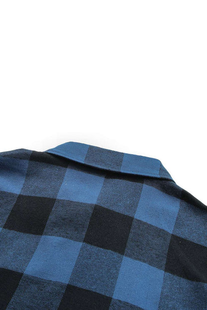 Chemise veste à carreaux bleue à col rabattu.