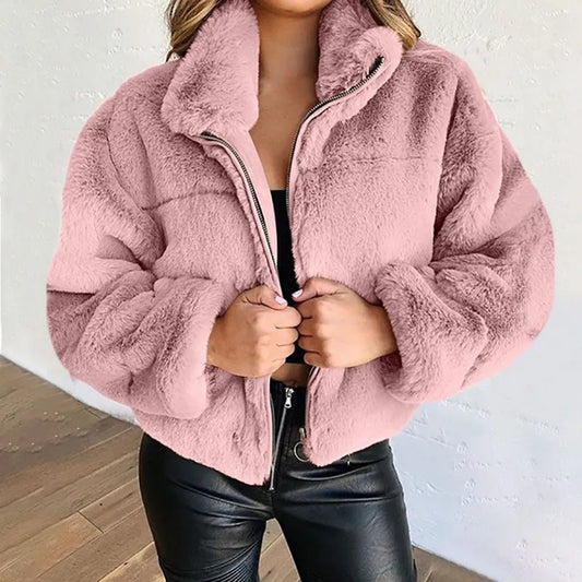 Veste chaude à fermeture éclair et doublure en fourrure pour femmes.