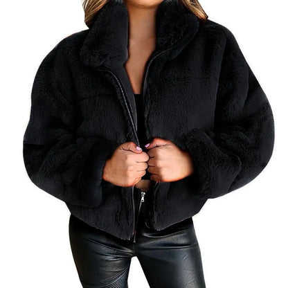 Veste chaude à fermeture éclair et doublure en fourrure pour femmes.