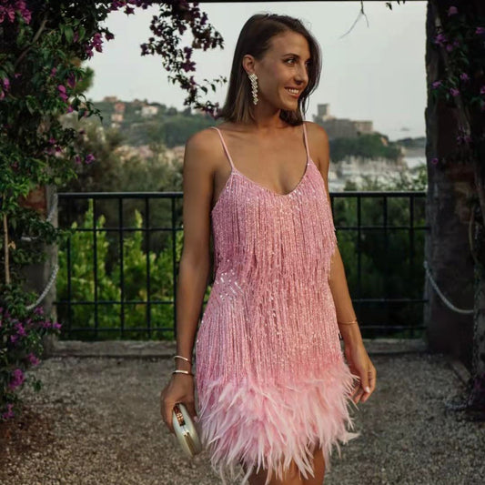 Robe à encolure en V avec bretelles et détails en plumes