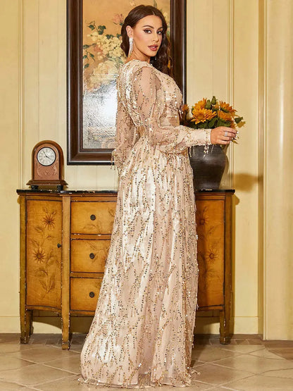 Robe de soirée formelle pour femmes avec sequins, encolure en V et bretelles.