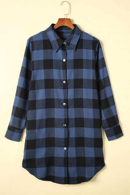 Chemise veste à carreaux bleue à col rabattu.